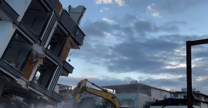 Bina çökünce operatör kaçarak canını kurtardı, korku dolu anlar kamerada