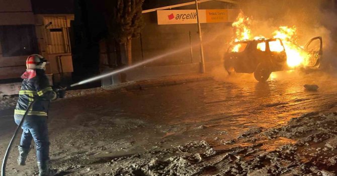 Park halindeki otomobil alev alev yandı, o anlar kamerada