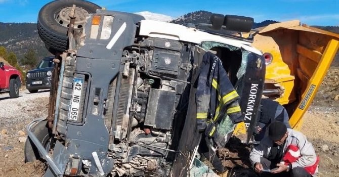 Antalya’da kum yüklü kamyon şarampole devrildi: 1 yaralı