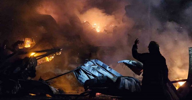 Mersin’deki yangında soğutma çalışmaları gece de devam etti