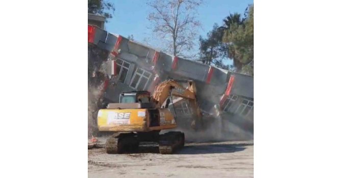 Yıktığı binanın altında kalmaktan son anda kurtuldu, panik anı kamerada