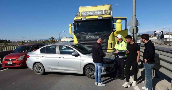 Tır çarptığı otomobili önünde sürükledi, şans eseri kimse yaralanmadı