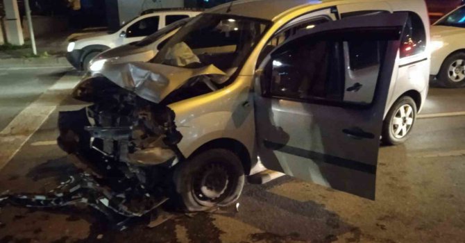 Trafik ışıklarında araçları hurdaya çeviren kazada yaralanan olmadı