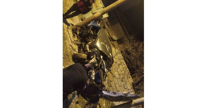 Alkollü sürücü direğe çarptı, Tofaş otomobil hurdaya döndü