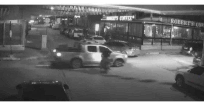 Motosiklet, pikaba ok gibi saplandı