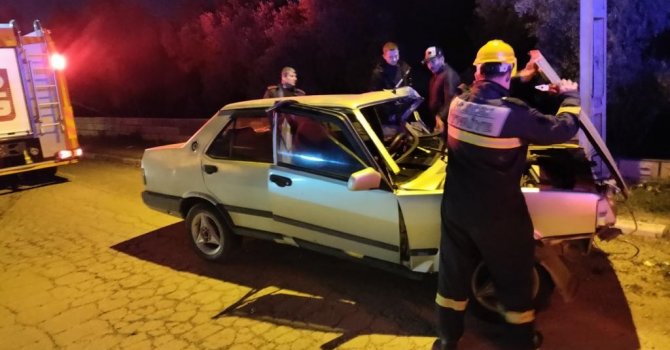 Hatay’da elektrik direğine çarpan TOFAŞ hurdaya döndü