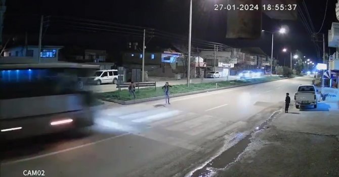 Adana’da kavga eden çocuklardan biri kaçarken midibüsün çarpması sonucu hayatını kaybetti