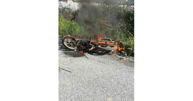 Park halindeki motosiklet yandı