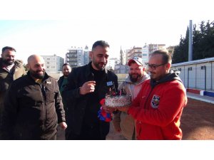 Selçuk Şahin’e yıllar önce futbola başladığı Silifke’de doğum günü sürprizi