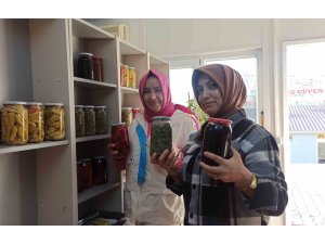 Depremzede gelin ve görümce yöresel yemekler yaparak aile ekonomisine katkıda bulunuyor