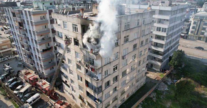 Osmaniye’de 8 katlı binanın 7. katında yangın paniği