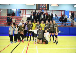 Mavi Kelebekler liderliği kaptırmıyor