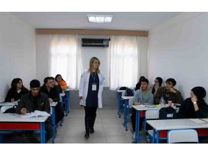Mersin’de kurs öğrencilerinin YKS ücreti Büyükşehir Belediyesinden karşılanıyor