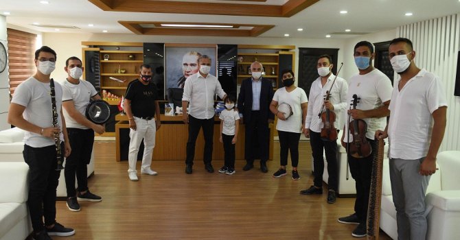 Müzisyenlerden, Başkan Uysal’a, canlı performansa teşekkür