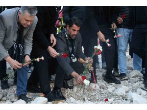 Hataysporlu futbolcular ve teknik ekip, Rönesans Rezidans enkazına karanfil bıraktı