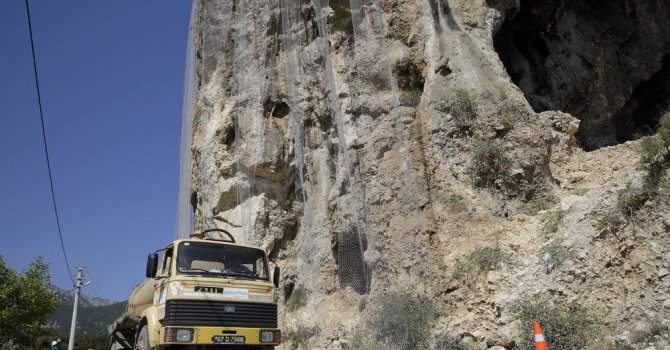 Geyikbayırı’nda kayalık alana tel ağ geriliyor