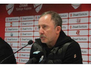 Sergen Yalçın: "Savunma arkasına atılan toplarla goller yedik"