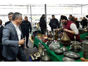 Antika meraklıları bu pazarda