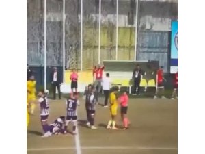 Maçta ilginç anlar: Kadın hakem itekledi, futbolcu defalarca yuvarlandı