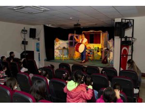 Mersin Büyükşehir Belediyesi 15 binden fazla çocuğu tiyatroyla buluşturdu