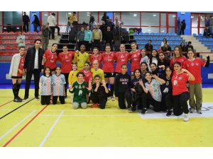 Konyaaltı yarı finalde