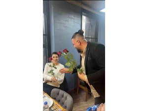 Adanalı kebapçı kadınları gülle karşıladı