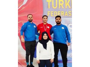 Kozanlı kadın güreşçi dünya ikincisini minderde devirdi, şampiyon oldu