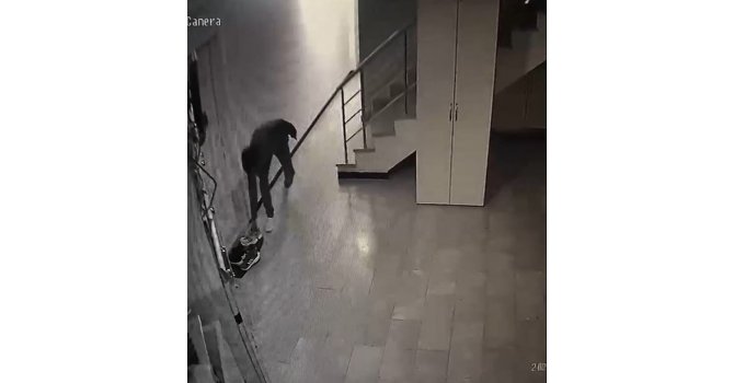Daire kapısı önündeki spor ayakkabıyı böyle çaldı