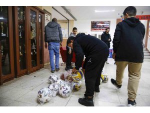 Antalya Büyükşehir’den okullara spor malzemesi desteği