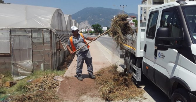 Büyükşehir, Finike’de temizlik çalışması gerçekleştirdi