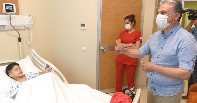 Başkan Uysal, sünnet çocuklarını ziyaret etti