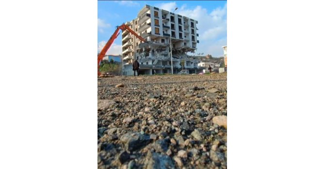 Binanın kağıt gibi yerle bir olması ve yaşanan panik kamerada