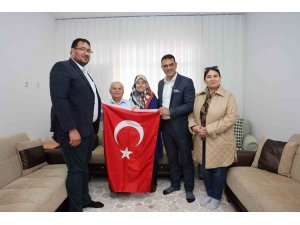 Türkiye’nin ilk astronotu Alper Gezeravcı’nın ailesine Türk bayrağı hediye edildi