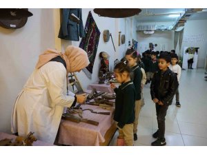 Okuldaki tarihi sergi öğrencileri geçmişe götürüyor