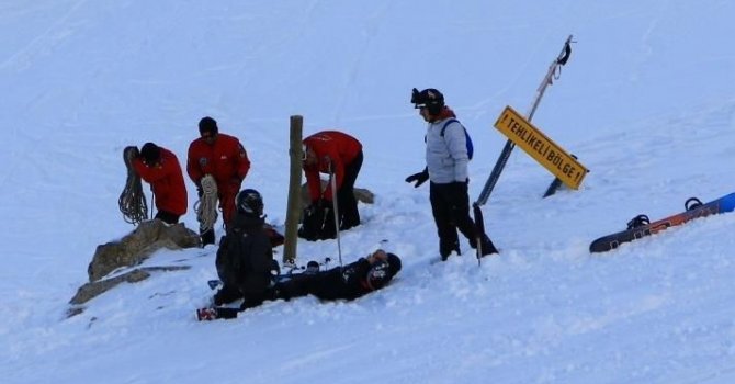 Kayalıklarda mahsur kalan doktor, JAK ekiplerince kurtarıldı