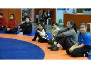 Kozanlı kadın güreşçilerin hedefi olimpiyatlar