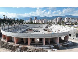 Kumluca’nın yeni simgesi Atatürk Stadyumu hızla yükseliyor