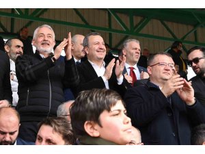 Başkan Başdeğirmen taraftara forma hediye etti