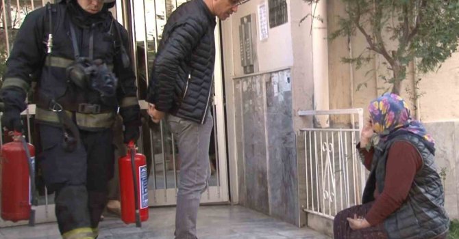 Aspiratörden çıkan yangında anne ve oğlu dumandan etkilendi, komşusu ise yangını canlı yayınla aktardı
