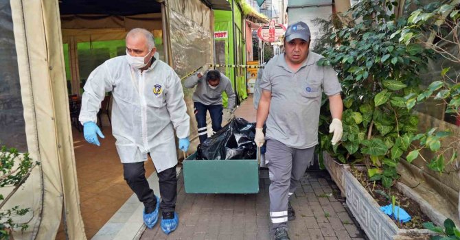 Evsiz adam iş merkezi önündeki kaldırımda ölü bulundu