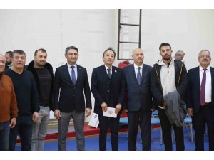 Japon Büyükelçi Takahiko Katsumata’dan genç judoculara kıyafet desteği