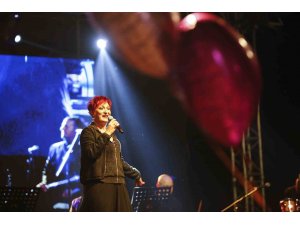 Sirtaki oynayıp dans ettiler