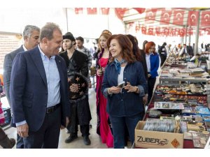 Koleksiyonerler ve antika tutkunları antika pazarında buluşuyor