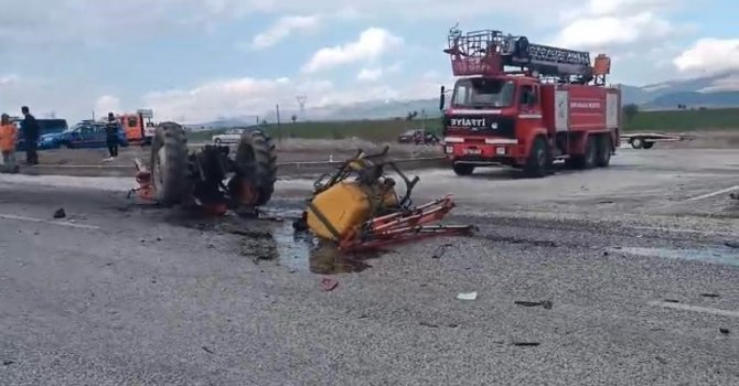 Isparta’da otomobil traktörle çarpıştı: 1’i ağır 4 yaralı