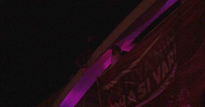 İntihar etmek için çıktığı üst geçitten düşen genç hayatını kaybetti