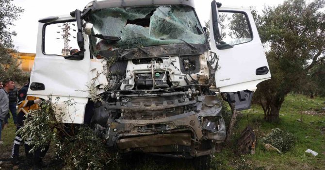 Hafriyat kamyonları kafa kafaya çarpıştı: 3 yaralı