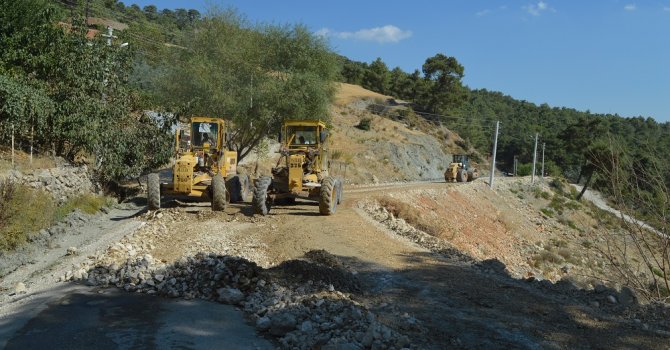Kaş-Muğla sınırındaki grup yolunda çalışma
