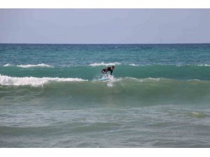 Sörf tutkunları dalgalı denizi fırsat bilip sörf yaptı