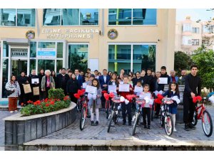 Başkan Yücel, en çok kitap okuyan öğrencileri ödüllendirdi