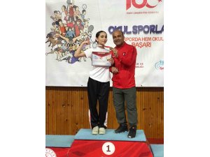 İlknur Su, Genç kadınlar Türkiye Bilek Güreşi Şampiyonası’nda kazanan isim oldu